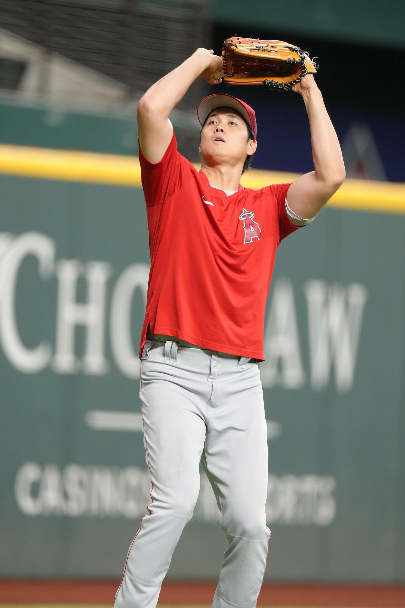 21日のレンジャーズ戦の試合前、キャッチボールを終えた大谷は、バスケットのフリースローをするかのようにボールを投げる（撮影・菅敏）