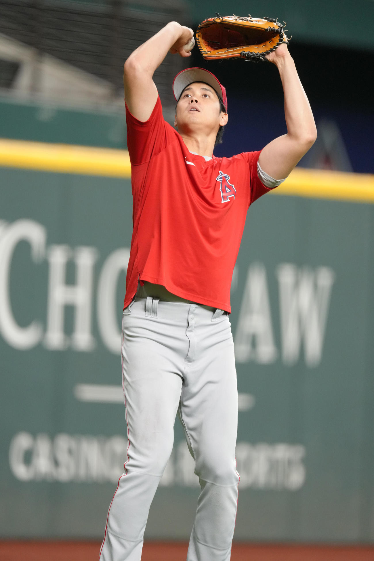 21日のレンジャーズ戦の試合前、キャッチボールを終えた大谷は、バスケットのフリースローをするかのようにボールを投げる（撮影・菅敏）