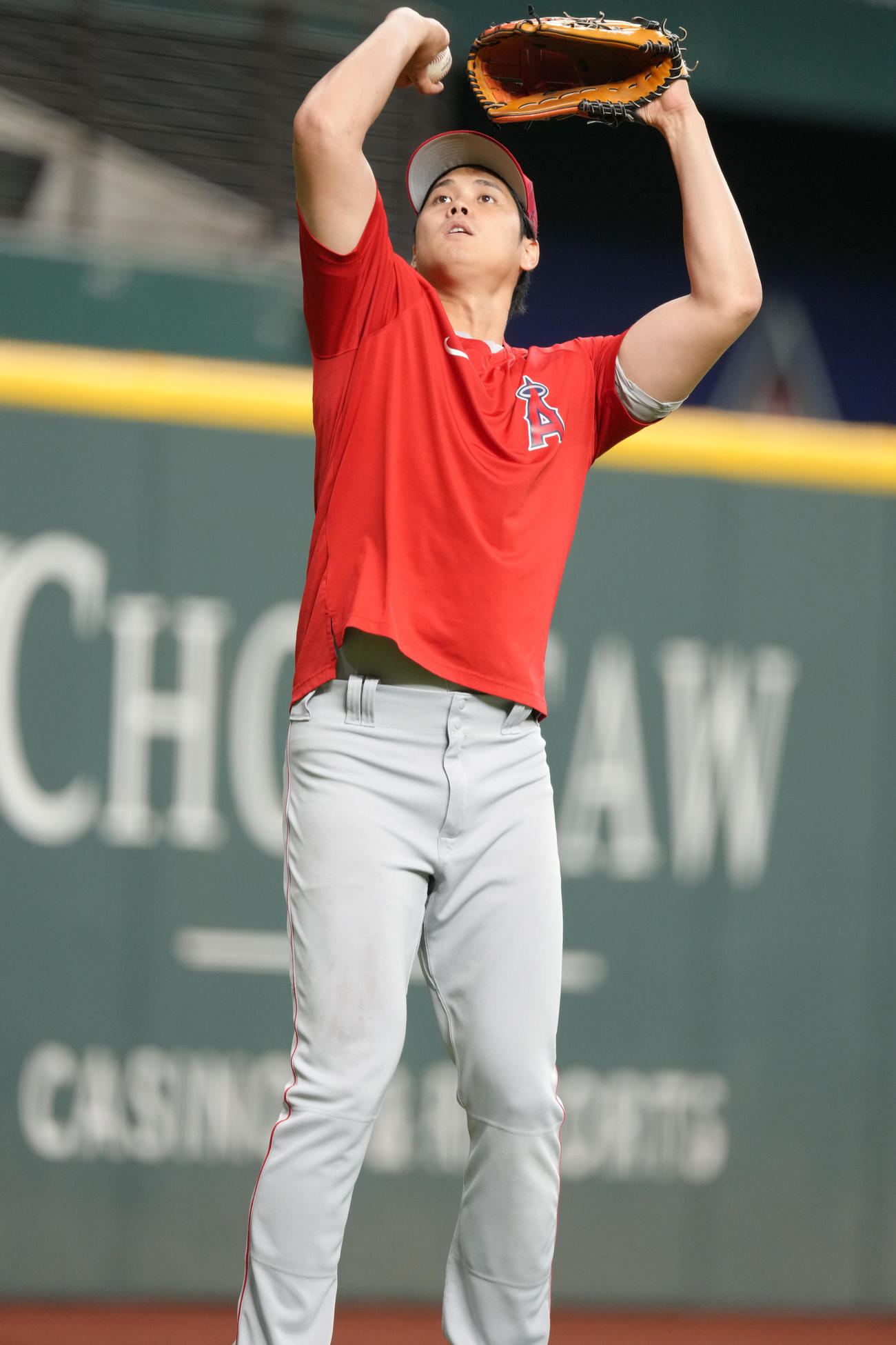 21日のレンジャーズ戦の試合前、キャッチボールを終えた大谷は、バスケットのフリースローをするかのようにボールを投げる（撮影・菅敏）