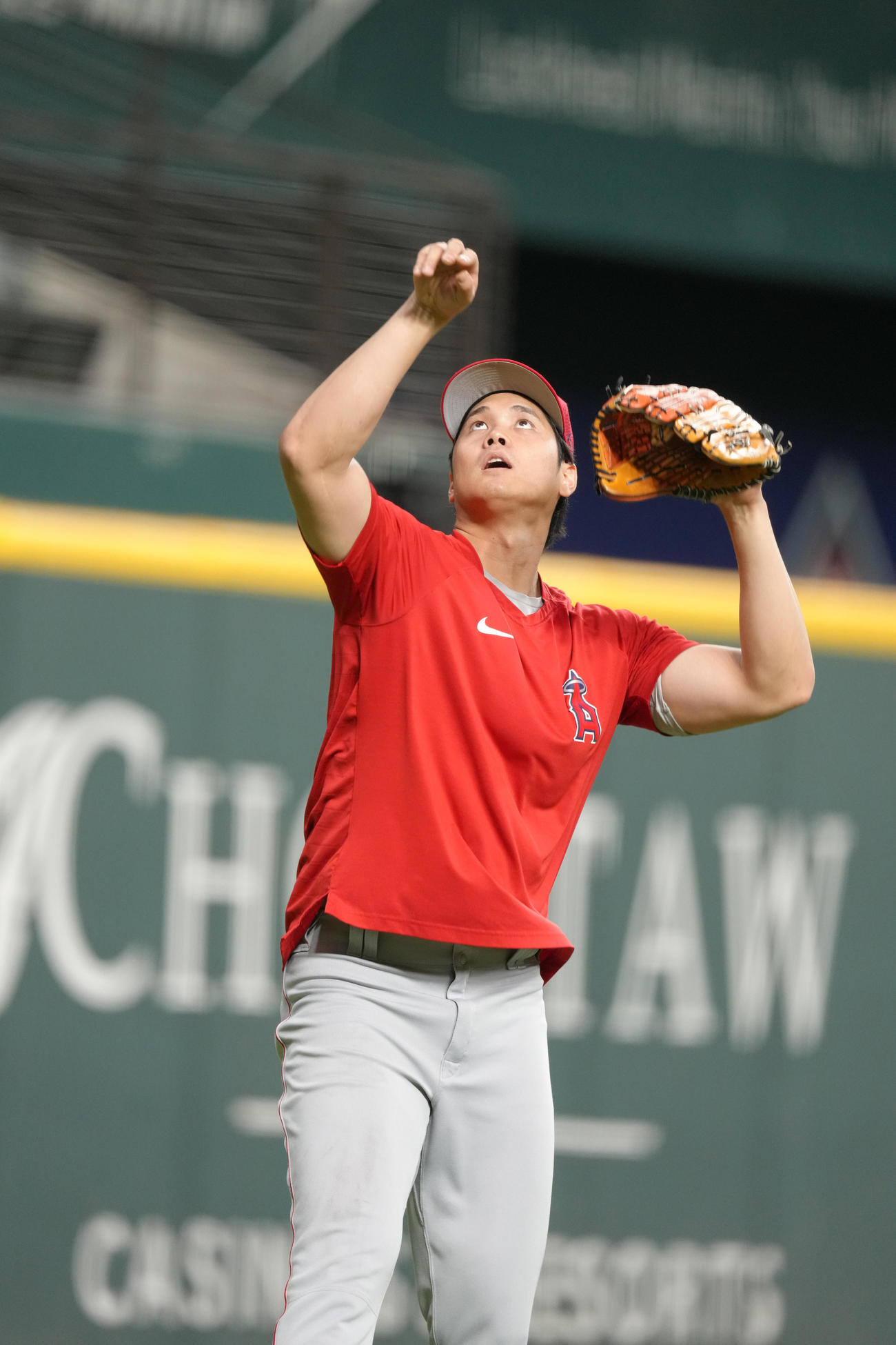 21日のレンジャーズ戦の試合前、キャッチボールを終えた大谷は、バスケットのフリースローをするかのようにボールを投げる（撮影・菅敏）