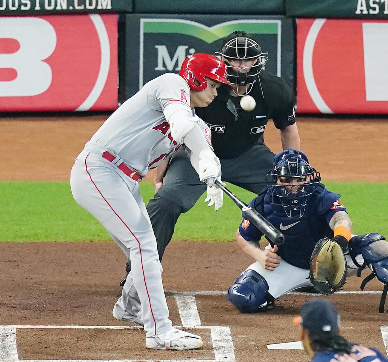 11日のアストロズ戦の1回、34号2点本塁打を放つエンゼルス大谷翔平。しかも、右手だけで！（撮影・菅敏）