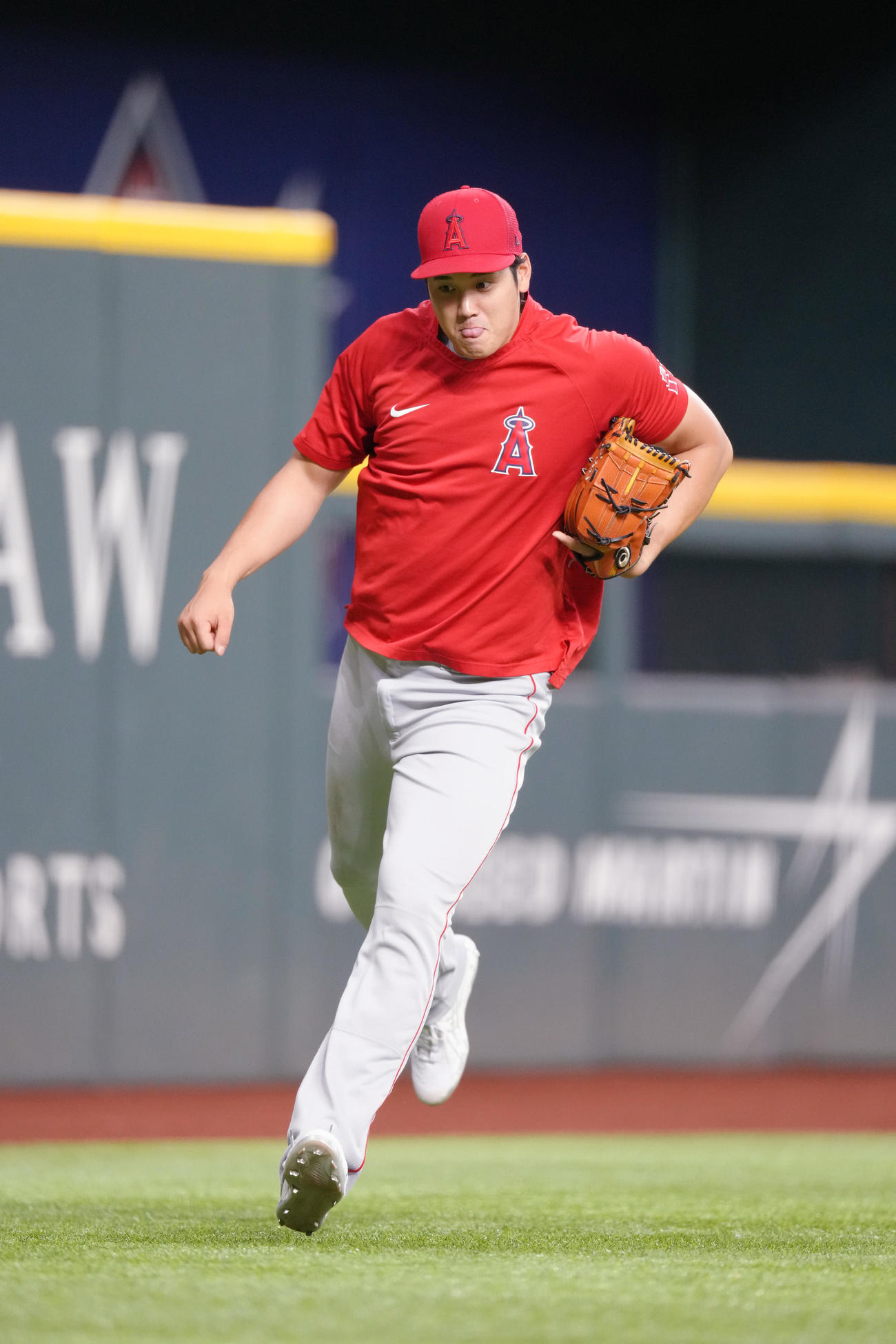 21日のレンジャーズ戦の試合前、練習中に突然、サッカーのフリーキックのような豪快な蹴りを見せる大谷（撮影・菅敏）