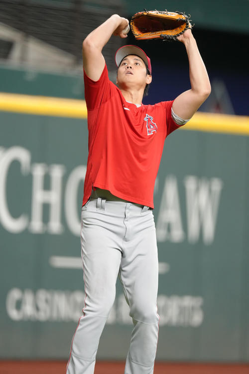 21日のレンジャーズ戦の試合前、キャッチボールを終えた大谷は、バスケットのフリースローをするかのようにボールを投げる（撮影・菅敏）