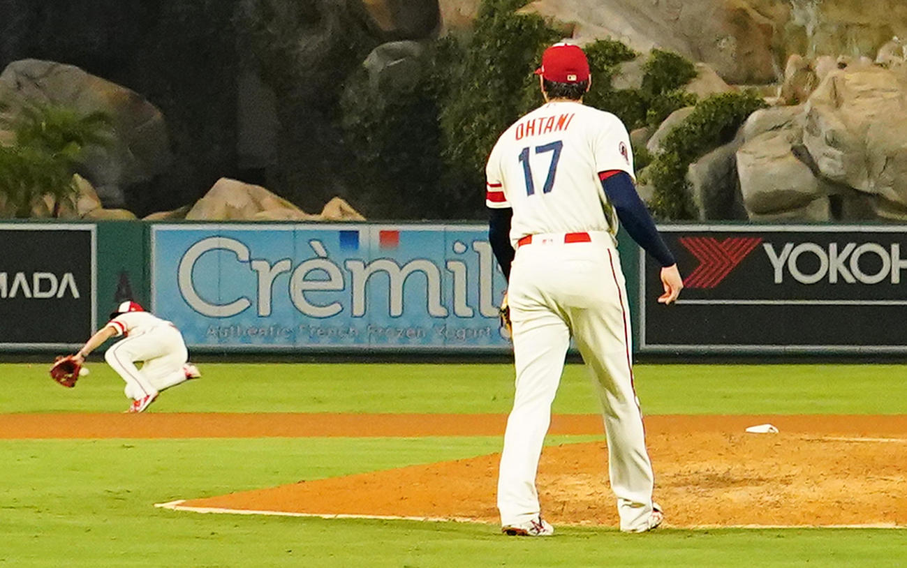 29日のアスレチックス戦の8回表アスレチックス2死、これまでノーヒットノーランの大谷翔平。打者カペルが放った打球は、三遊間に向かい、遊撃手ソト（左）が飛び込みます（撮影・菅敏）