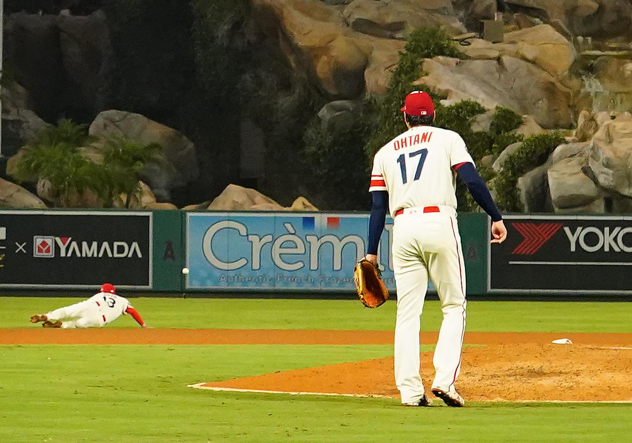 29日のアスレチックス戦の8回表アスレチックス2死、打者カペルが放った打球は、飛び込んだ遊撃手ソト（左）のグラブに当たり、大谷のノーヒットノーランが途切れる（撮影・菅敏）