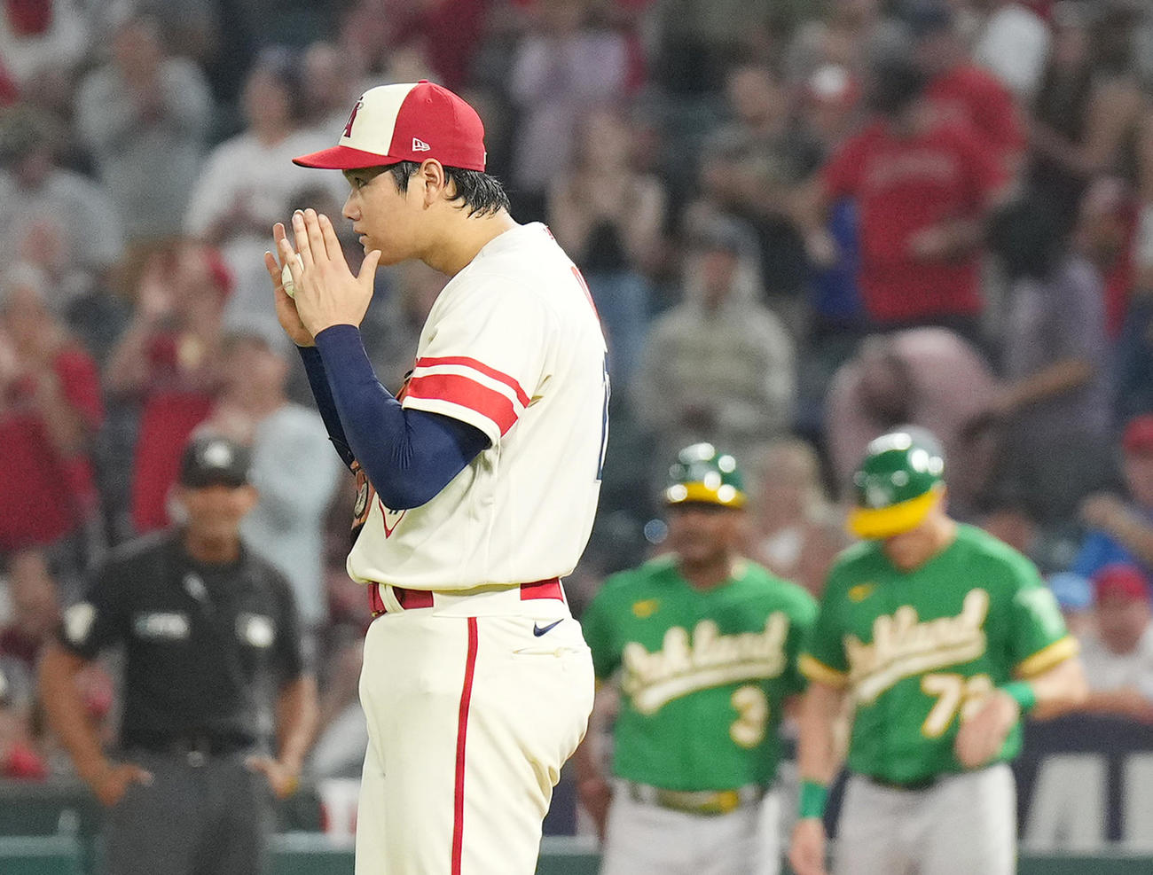 29日のアスレチックス戦の8回表アスレチックス2死、打者カペル（後方右）に遊内野安打を打たれノーヒットノーランを阻止される大谷。同僚らに話し掛ける（撮影・菅敏）