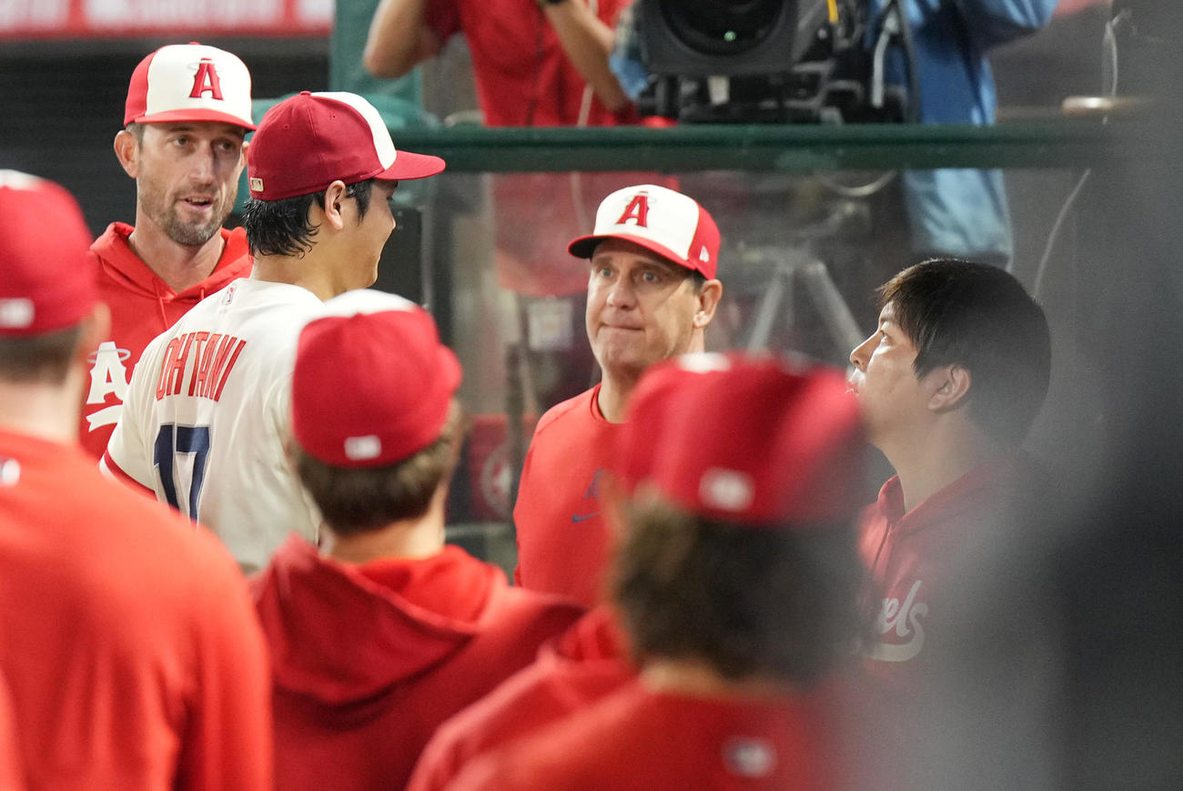 29日のアスレチックス戦で8回に安打を打たれノーヒットノーランを逃した大谷（左から2人目）は、神妙な表情を浮かべる水原通訳（右端）ら首脳陣を前にベンチに戻る（撮影・菅敏）