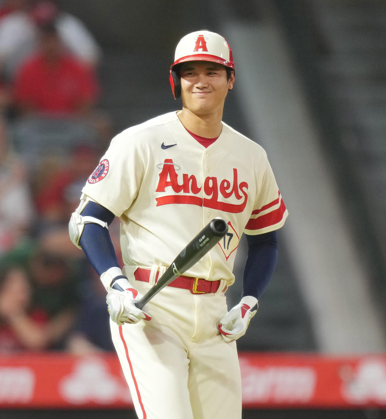 29日のアスレチックス戦の初回、敵陣のベンチに向かっておどけた表情を見せた後、笑顔の大谷（撮影・菅敏）