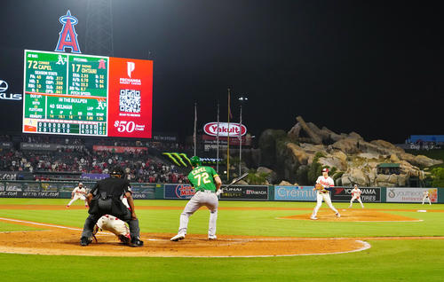 29日のアスレチックス戦の8回表アスレチックス2死、これまでノーヒットノーランの大谷は、打者カペルに投球する。95球目でした……。放たれた鋭い打球は三遊間に向かいます（撮影・菅敏）