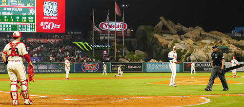 29日のアスレチックス戦の8回表アスレチックス2死、打者コナー・カペルに遊内野安打を打たれノーヒットノーランを阻止される大谷。同僚ががっくり肩を落とす中、捕手スタッシ（左端）に向かって手を上げる（撮影・菅敏）