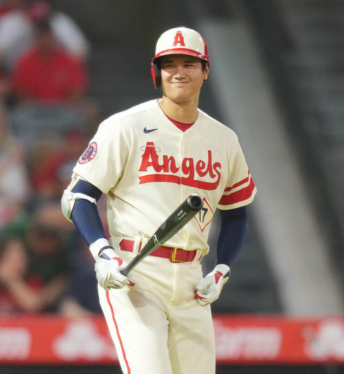 29日のアスレチックス戦の初回、敵陣のベンチに向かっておどけた表情を見せた後、笑顔の大谷（撮影・菅敏）