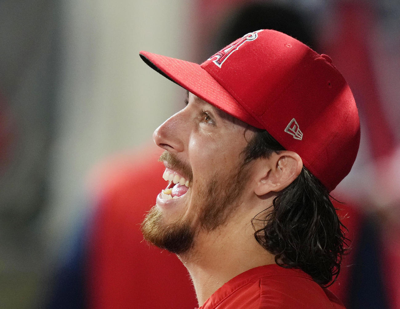 大谷にいたずらに引っ掛かっロレンゼンは、苦笑い浮かべる（撮影・菅敏）