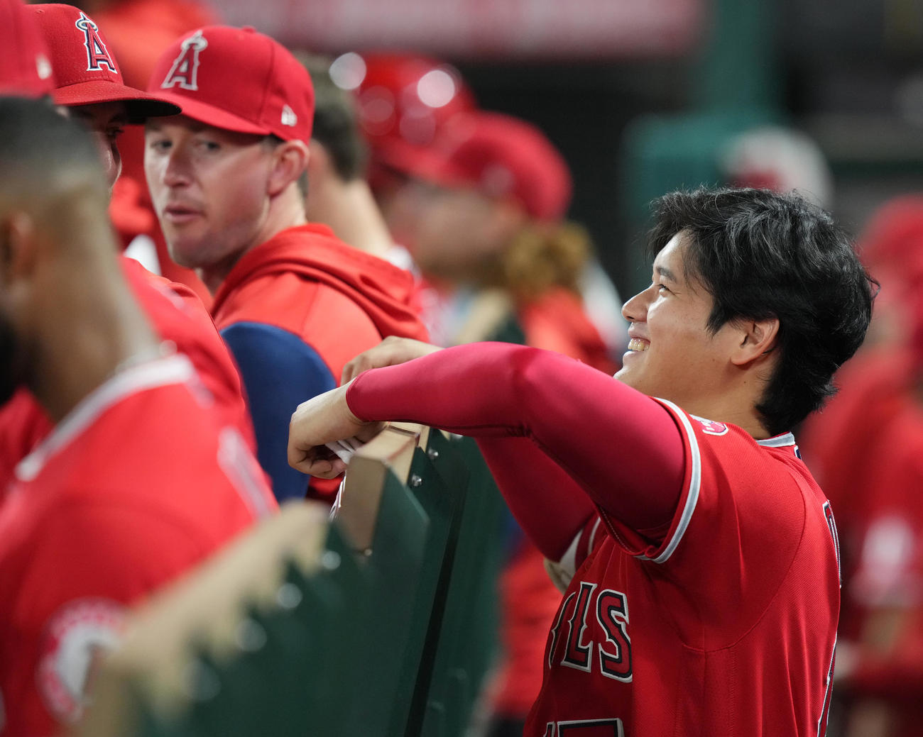 そして翌日、大谷は仕返しをします！ベンチのマイケル・ロレンゼン（左奥）に歩み寄り笑顔で会話をする大谷（撮影・菅敏）