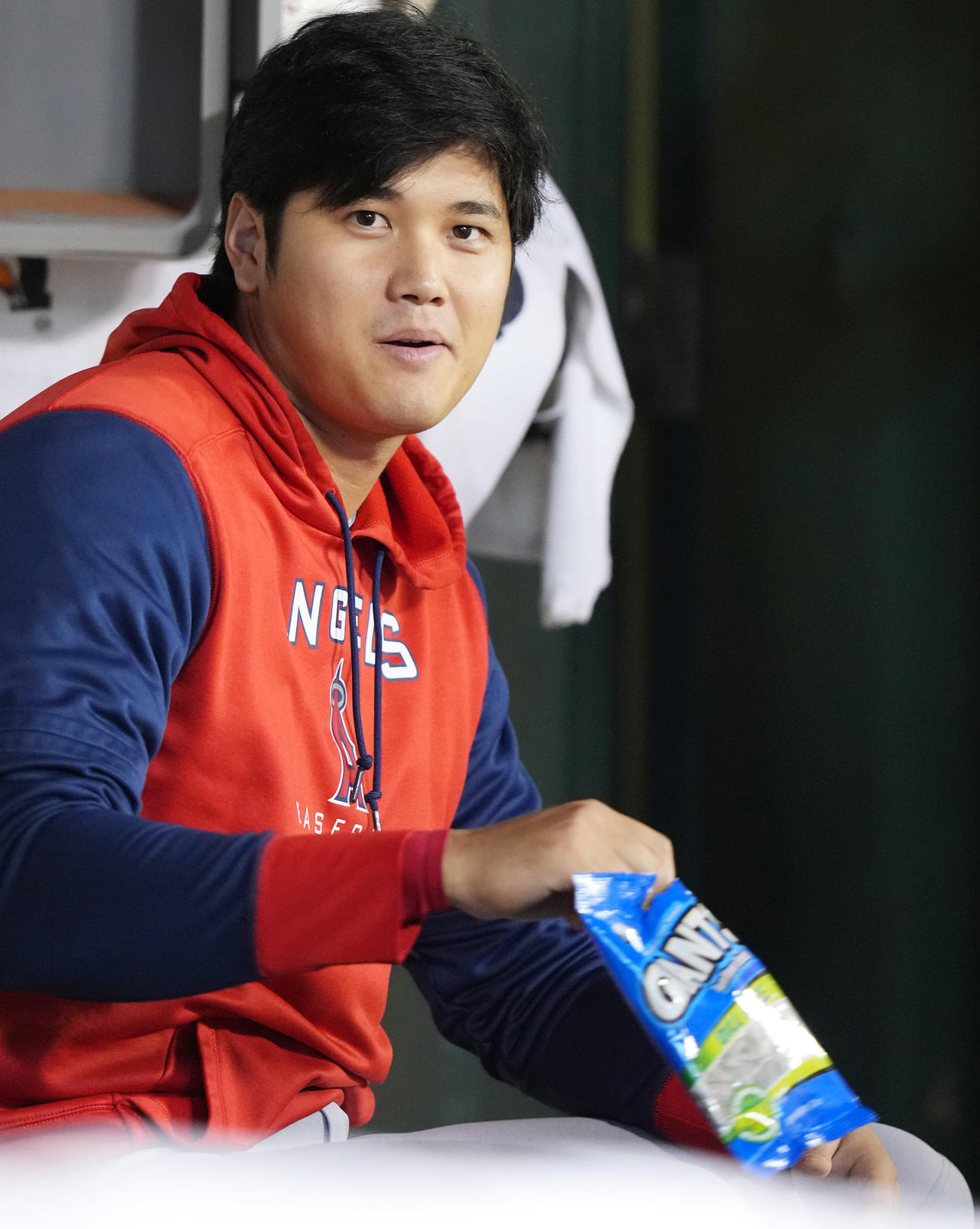 10月4日のアスレチックス戦で打席を待つ大谷翔平は、この日もピクルス味のひまわりの種を手にする（撮影・菅敏）