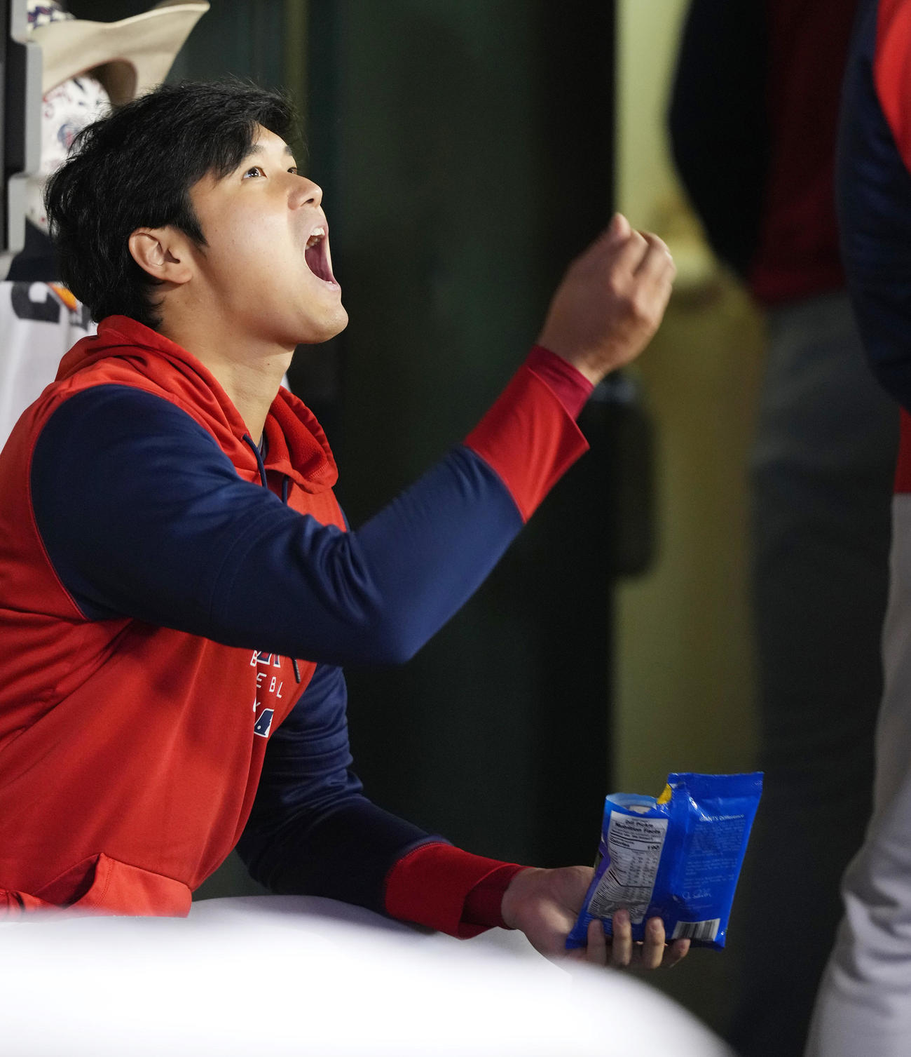 10月4日のアスレチックス戦で打席を待つ大谷は、大きな口を開けてひまわりの種を食べ続ける（撮影・菅敏）