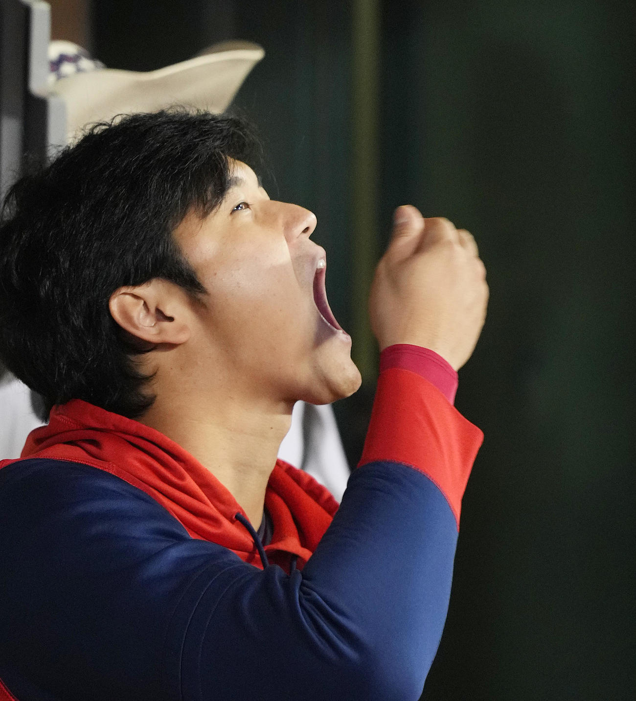 10月4日のアスレチックス戦で打席を待つ大谷は、大きな口を開けてひまわりの種を食べ続ける（撮影・菅敏）
