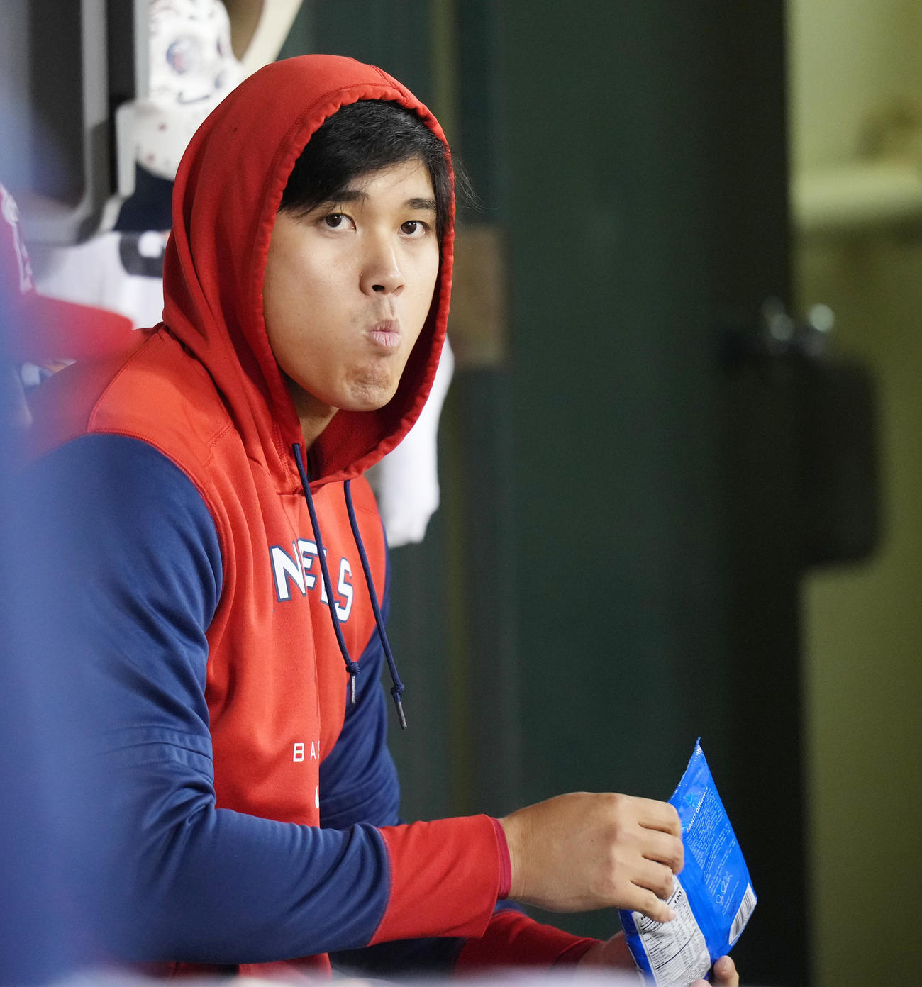 10月4日のアスレチックス戦、打席が終わり、ベンチでひまわりの種をほお張りながら袋から再度、種を取り出す大谷（撮影・菅敏）