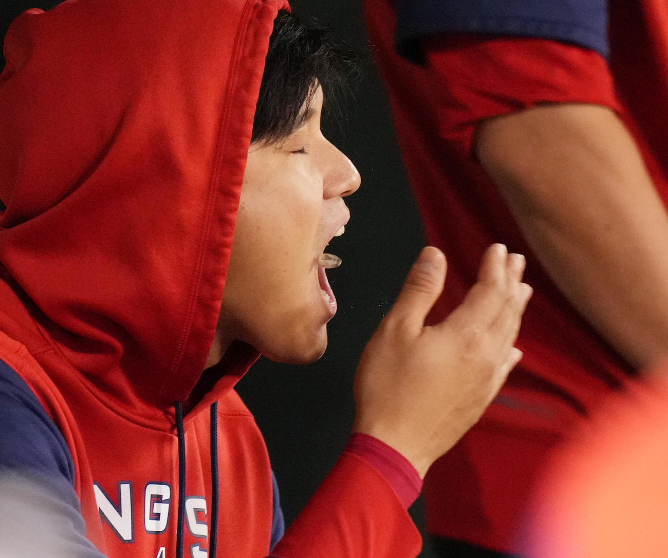 10月3日のアスレチックス戦、ベンチでひまわりの種を食べ続ける大谷（撮影・菅敏）