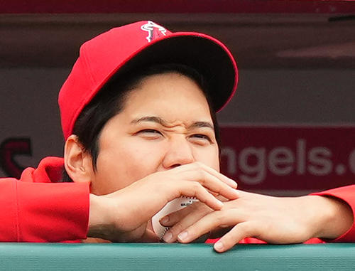 4月12日の本拠地でのナショナルズ戦。この日お休みでベンチから試合を見守るエンゼルス大谷は突然ボールにかぶりつく（撮影・菅敏）