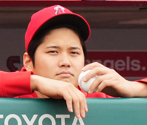4月12日の本拠地でのナショナルズ戦。この日お休みでベンチから試合を見守るエンゼルス大谷はボールにかぶりつくも食べられず？（撮影・菅敏）