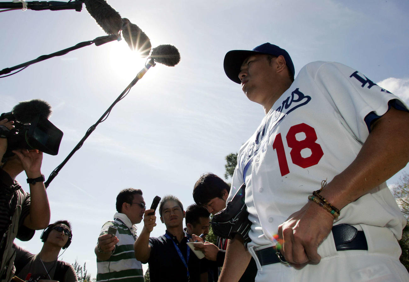 2008年2月15日、ドジャースキャンプ　キャンプ初日を終え、記者の質問に答える黒田博樹（撮影・撮影）