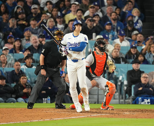ドジャース対ジャイアンツ　７回裏ドジャース２死、今季第１号ソロ本塁打を放つ大谷翔平（撮影・菅敏）