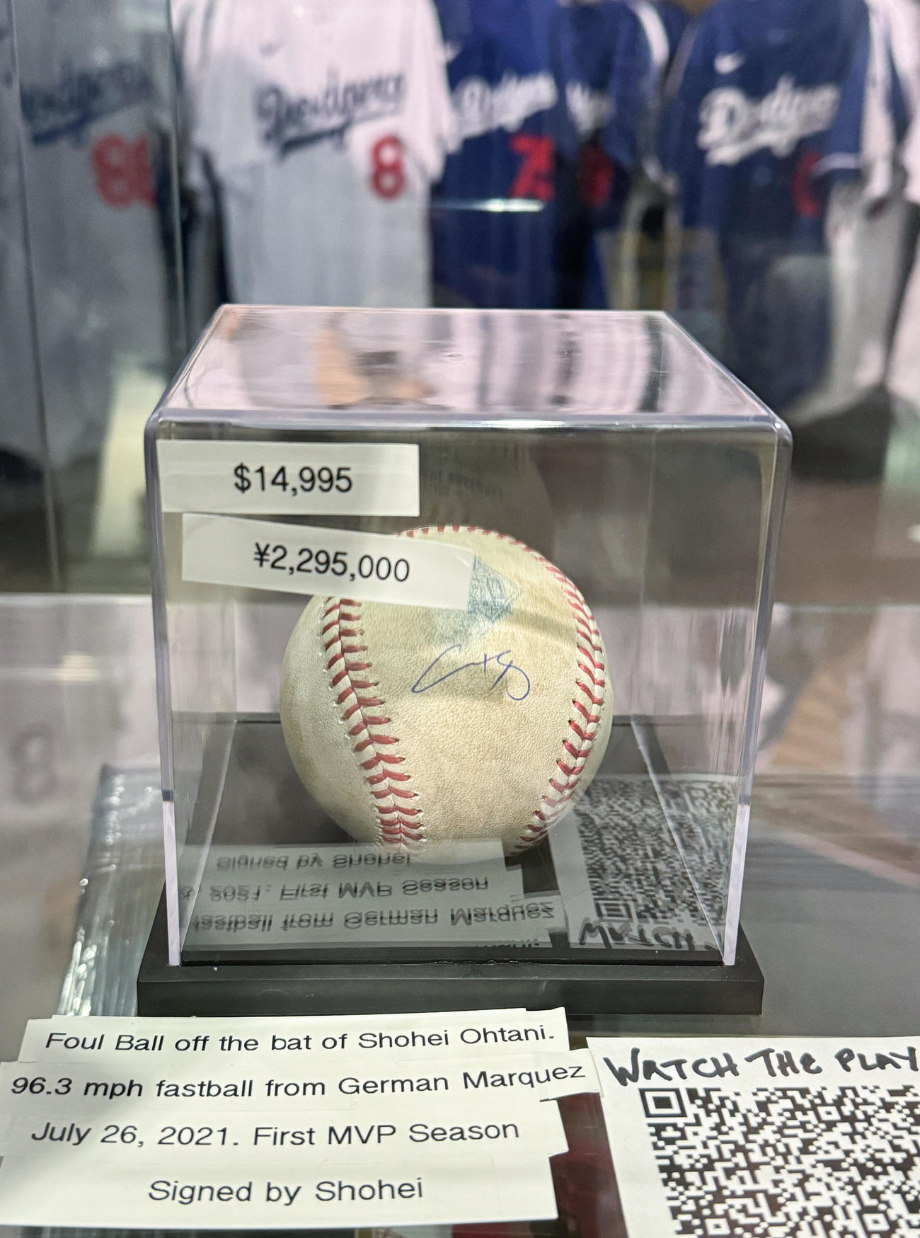 ドジャースタジアム5階のグッズショップで売られている大谷さんがエンゼルス時代に試合で打ったファウルボールのお値段は、サイン入りで229万5000円（撮影・菅敏）
