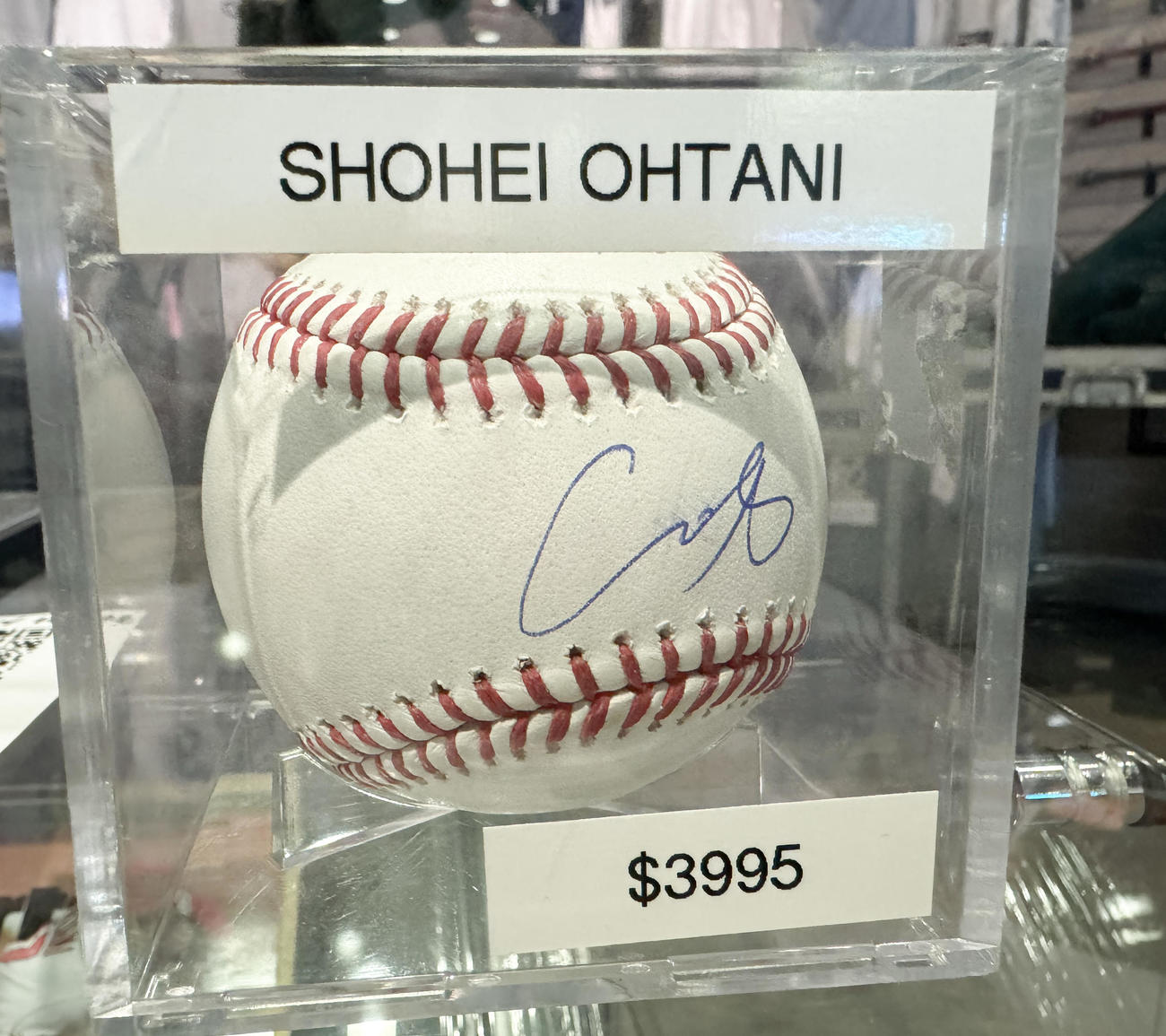 ドジャースタジアム5階のグッズショップで売られている大谷さんサイン入りボールのお値段は3995ドル。1ドル156円換算で約62万3220円＋税金（撮影・菅敏）