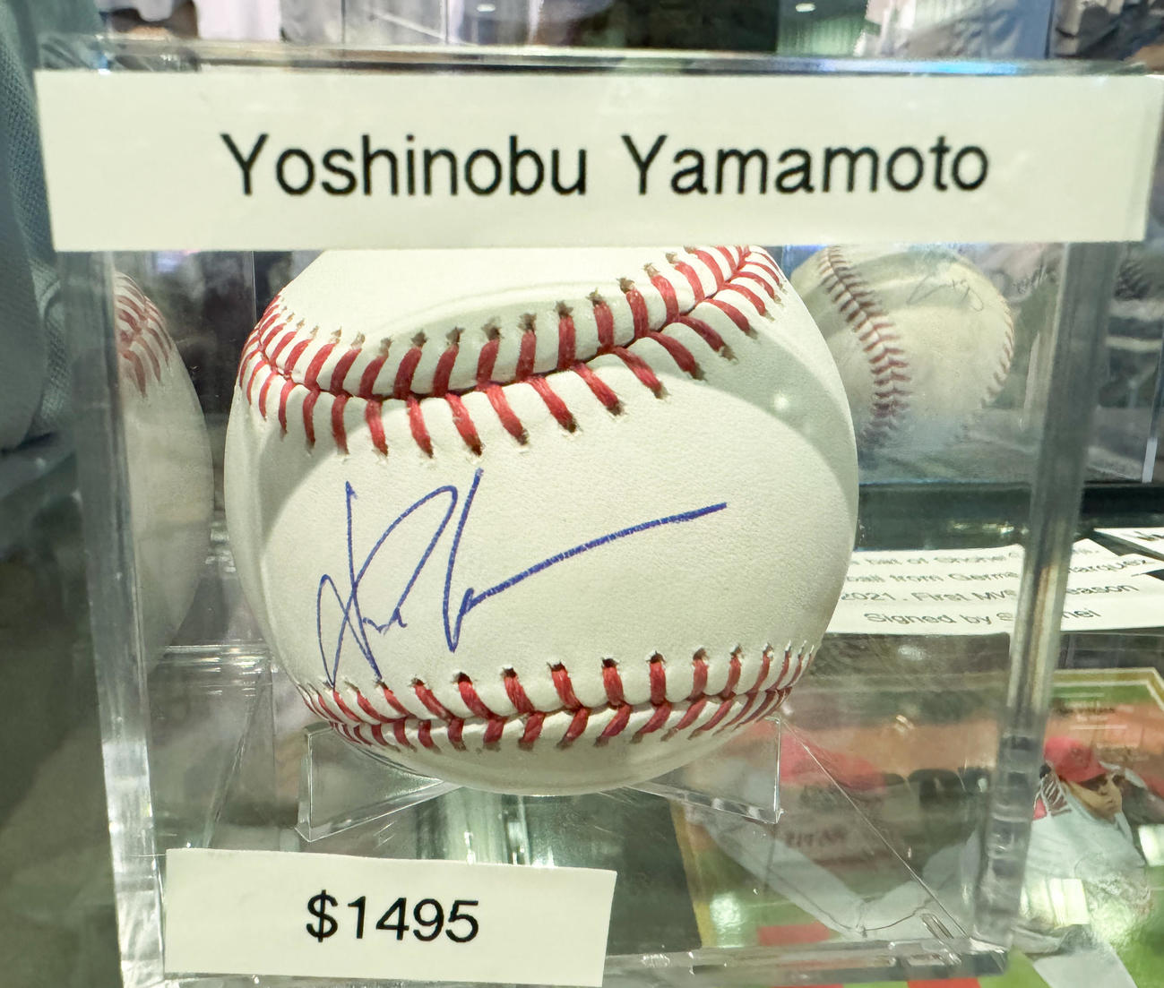 ドジャースタジアム5階のグッズショップで売られている山本さんサイン入りボールのお値段は1495ドル。1ドル156円換算で約23万3220円＋税金（撮影・菅敏）