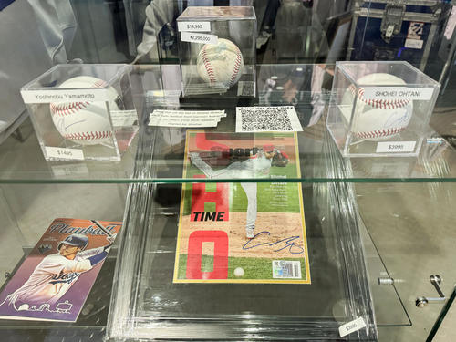 ドジャースタジアム5階のグッズショップで売られている大谷さんと山本さんのサイン入りボールなど（撮影・菅敏）