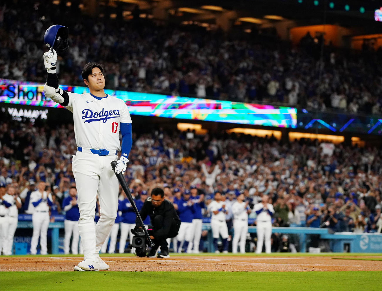 9月20日、ロッキーズ戦の1回、マイアミで「50－50」を達成したドジャース大谷翔平は、ファンからスタンディングオベーションで祝福される（撮影・菅敏）