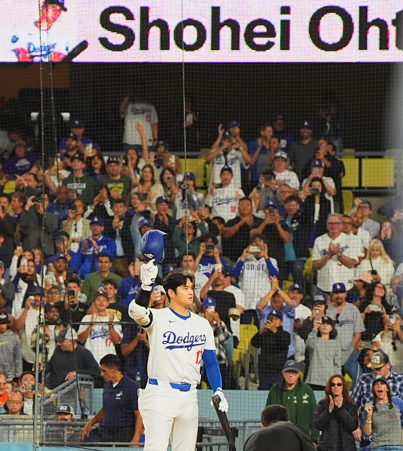 9月20日、ロッキーズ戦の1回、マイアミで「50－50」を達成したドジャース大谷翔平は、ファンからスタンディングオベーションで祝福される（撮影・菅敏）