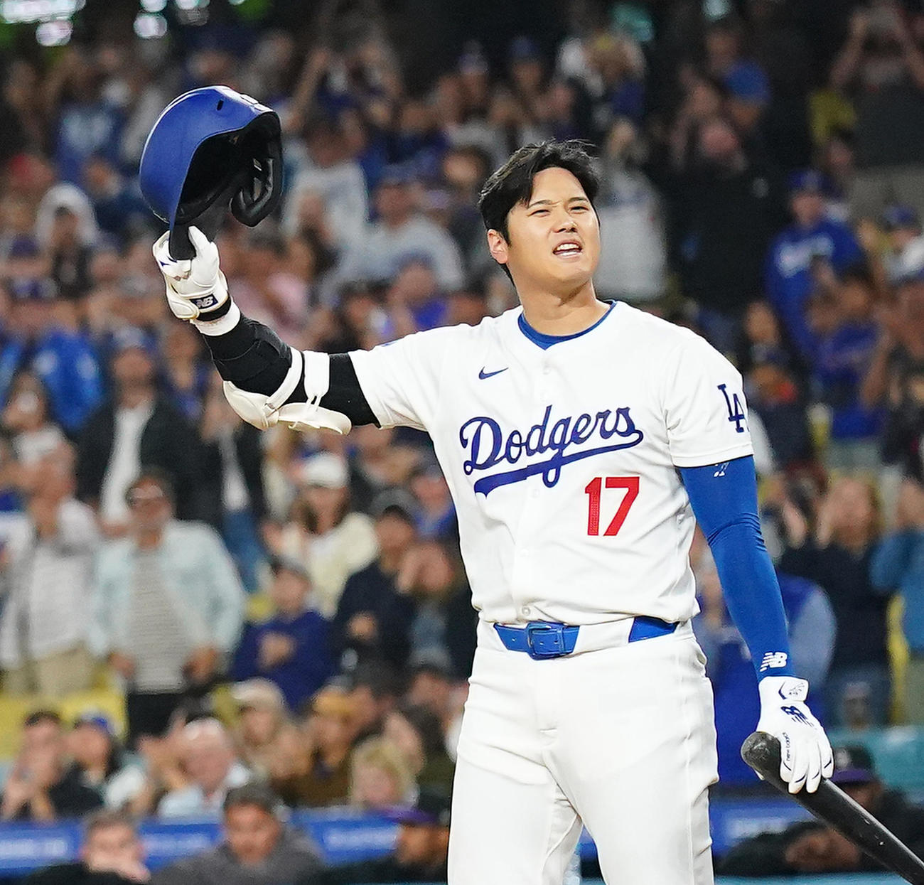 9月20日、ロッキーズ戦の1回、マイアミで「50－50」を達成したドジャース大谷翔平は、ファンからスタンディングオベーションで祝福される（撮影・菅敏）