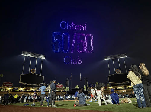 9月20日、ロッキーズ戦の試合後、ドローンショーで夜空に浮かぶ「50－50」の文字（撮影・菅敏）
