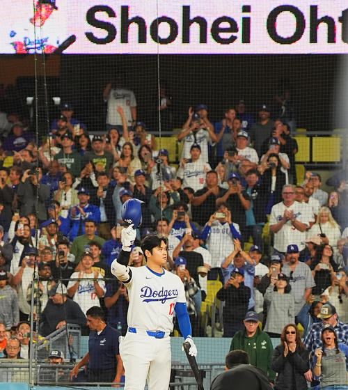 9月20日、ロッキーズ戦の1回、マイアミで「50－50」を達成したドジャース大谷翔平は、ファンからスタンディングオベーションで祝福される（撮影・菅敏）