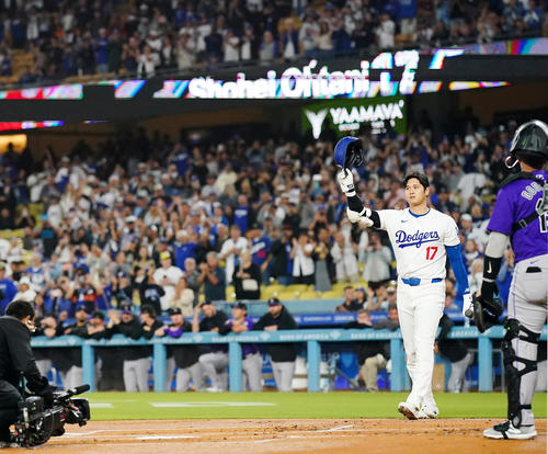 9月20日、ロッキーズ戦の1回、マイアミで「50－50」を達成したドジャース大谷翔平は、ファンからスタンディングオベーションで祝福される（撮影・菅敏）