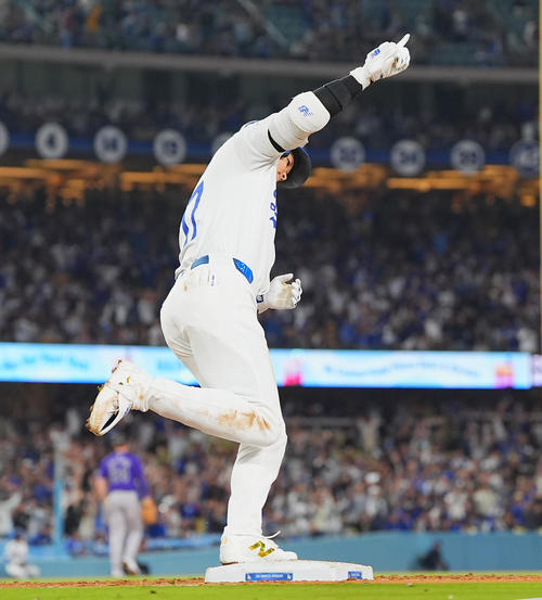 ドジャース対ロッキーズ　5回裏ドジャース2死二塁、中越えに52号2点本塁打を放ち、指を突き上げる大谷（撮影・菅敏）