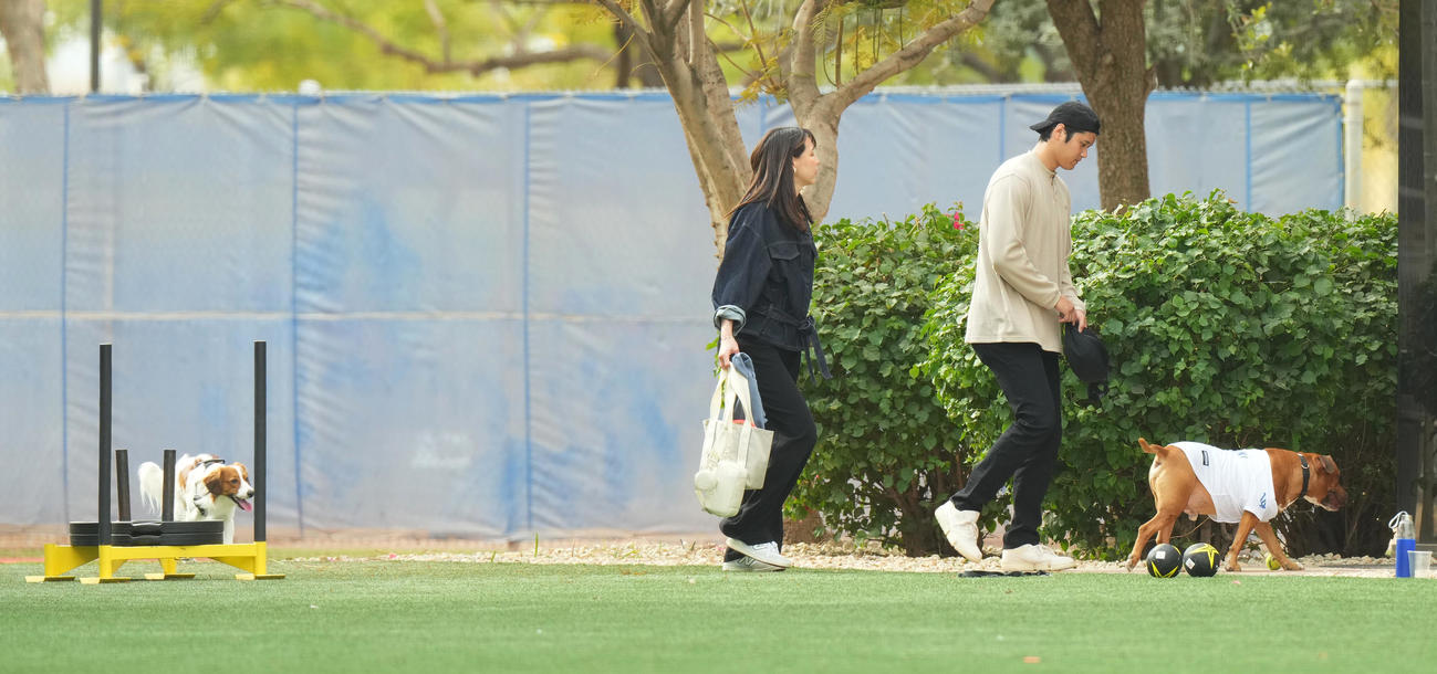 山本の愛犬をデコピンを引き連れ、引き揚げる大谷と真美子夫人（撮影・菅敏）