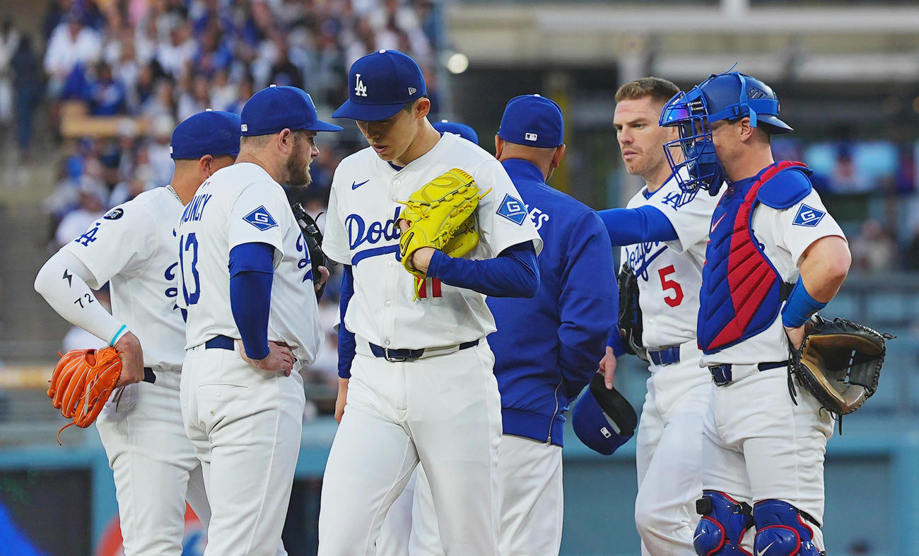 タイガース戦で本拠地初先発し、2回途中に3安打2失点で降板するドジャース佐々木（中央）（撮影・菅敏）