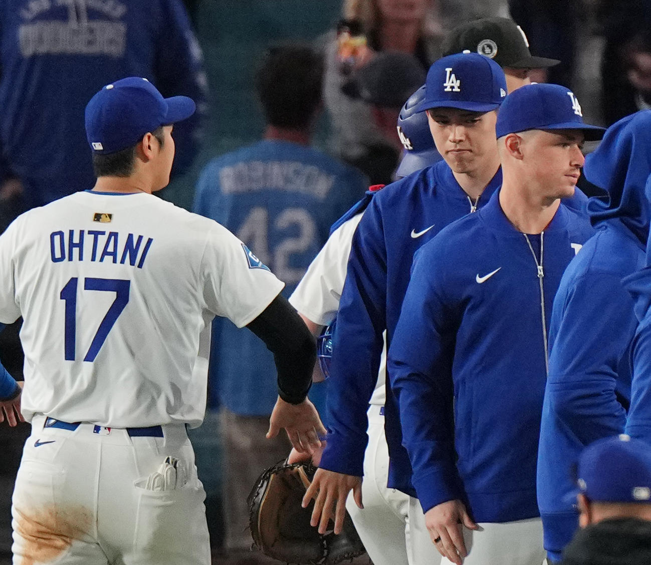 本拠地デビュー戦で2回途中に2失点で降板した佐々木（右から2人目）。試合後、肩を落とす佐々木に声をかける大谷（撮影・菅敏）