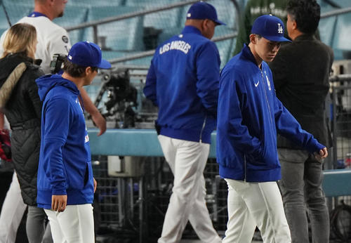 試合後、肩を落として引き揚げる佐々木（右）に声をかけるドジャース山本（撮影・菅敏）