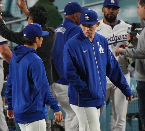 試合後、肩を落として引き揚げる佐々木（右）に声をかけるドジャース山本（撮影・菅敏）