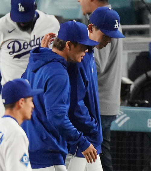 試合後、引き揚げる佐々木（右）の肩に手を回し、話しかけるドジャース山本（撮影・菅敏）