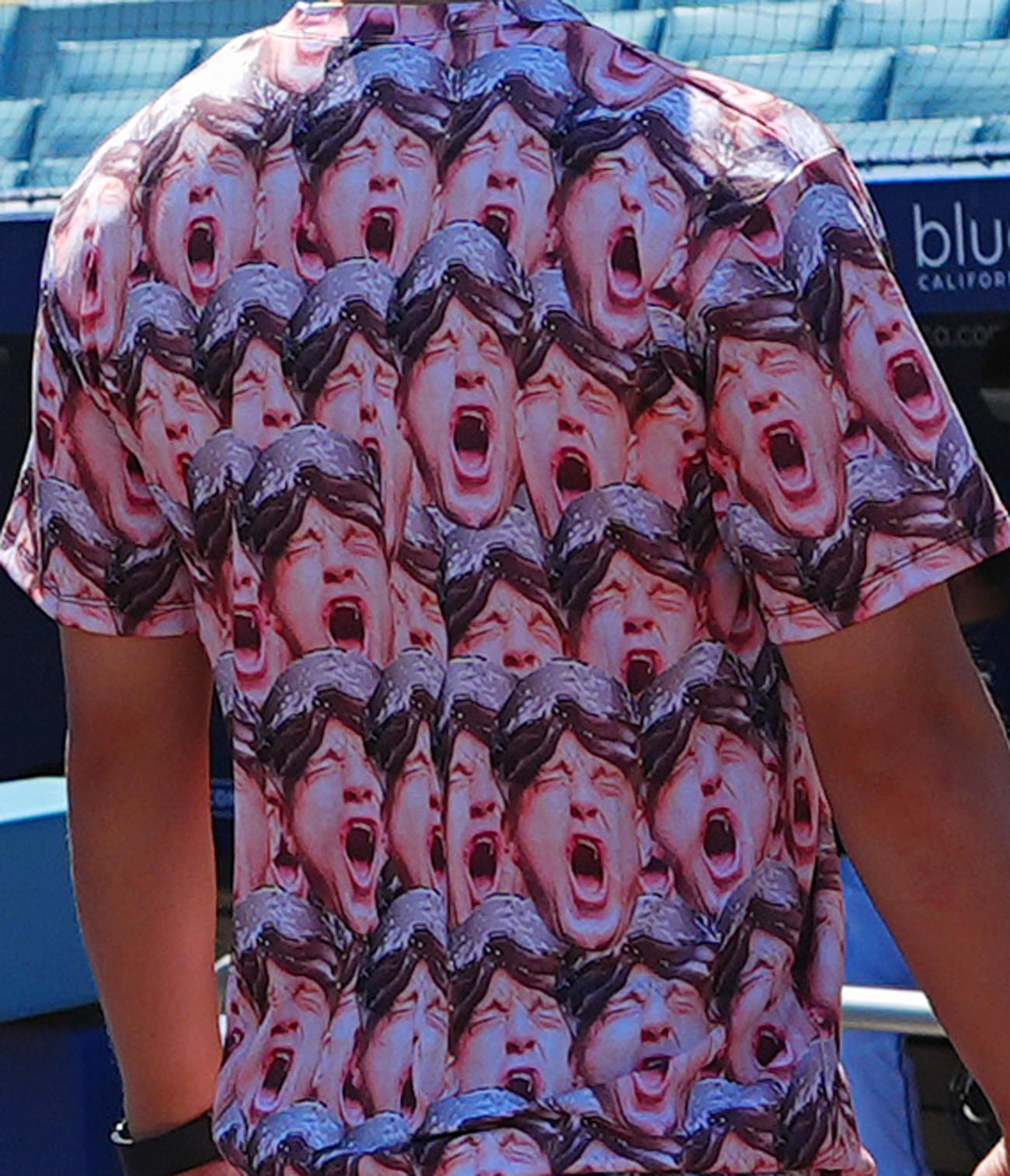 8月30日、ダイヤモンドバックス戦の試合前、ウィル・アイアトンさんが着ていた奇抜のTシャツ（撮影・菅敏）