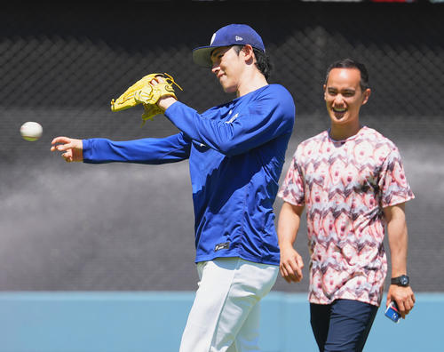 8月30日、ダイヤモンドバックス戦の試合前、奇抜のTシャツを着て佐々木（手前）を見守るアイアトンさん。Tシャツが気になります（撮影・菅敏）