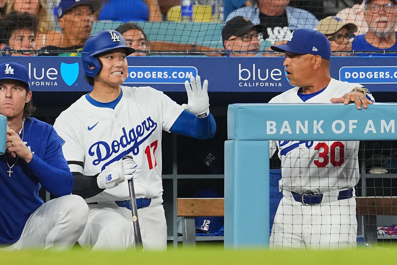 9月8日のロッキーズ　3回、打者アンディ・パペスの時、一塁走者の金が二塁盗塁を成功し声を上げるドジャース大谷は、ロバーツ監督（右）に怒られ、手を上げて謝る（撮影・菅敏）