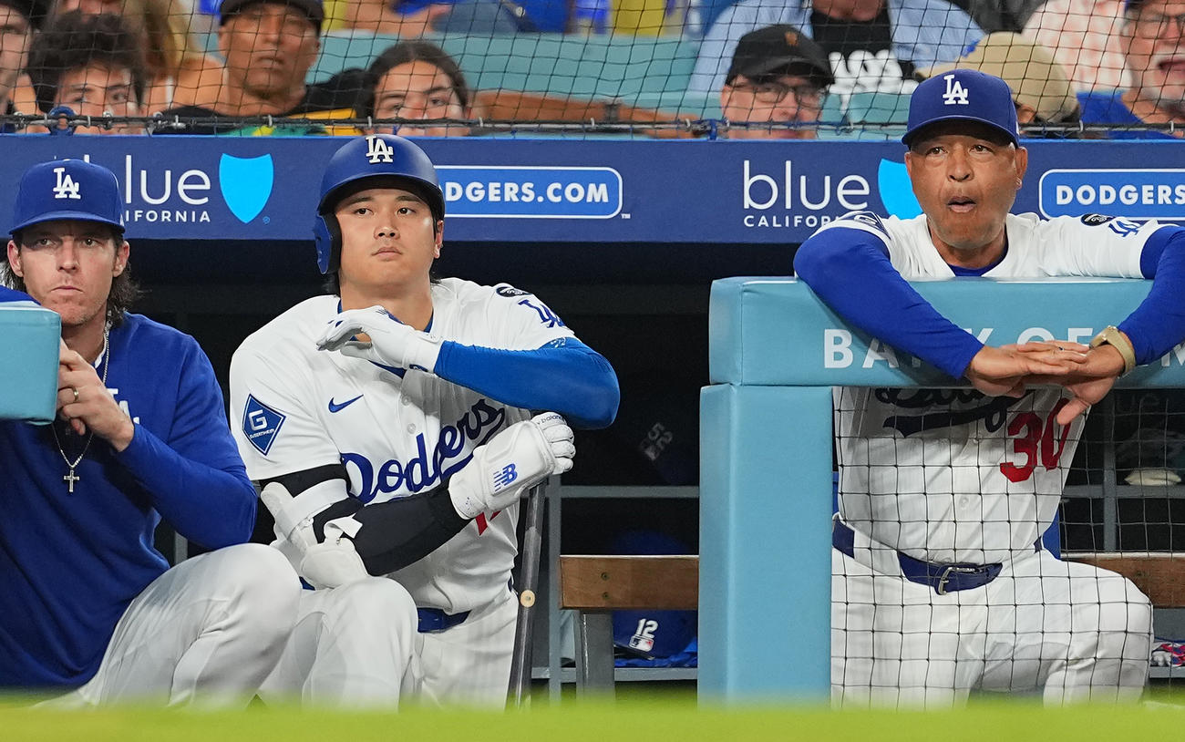 9月8日のロッキーズ　3回、打者パペスの時、ベンチからロバーツ監督（右）と試合を見守るドジャース大谷（撮影・菅敏）
