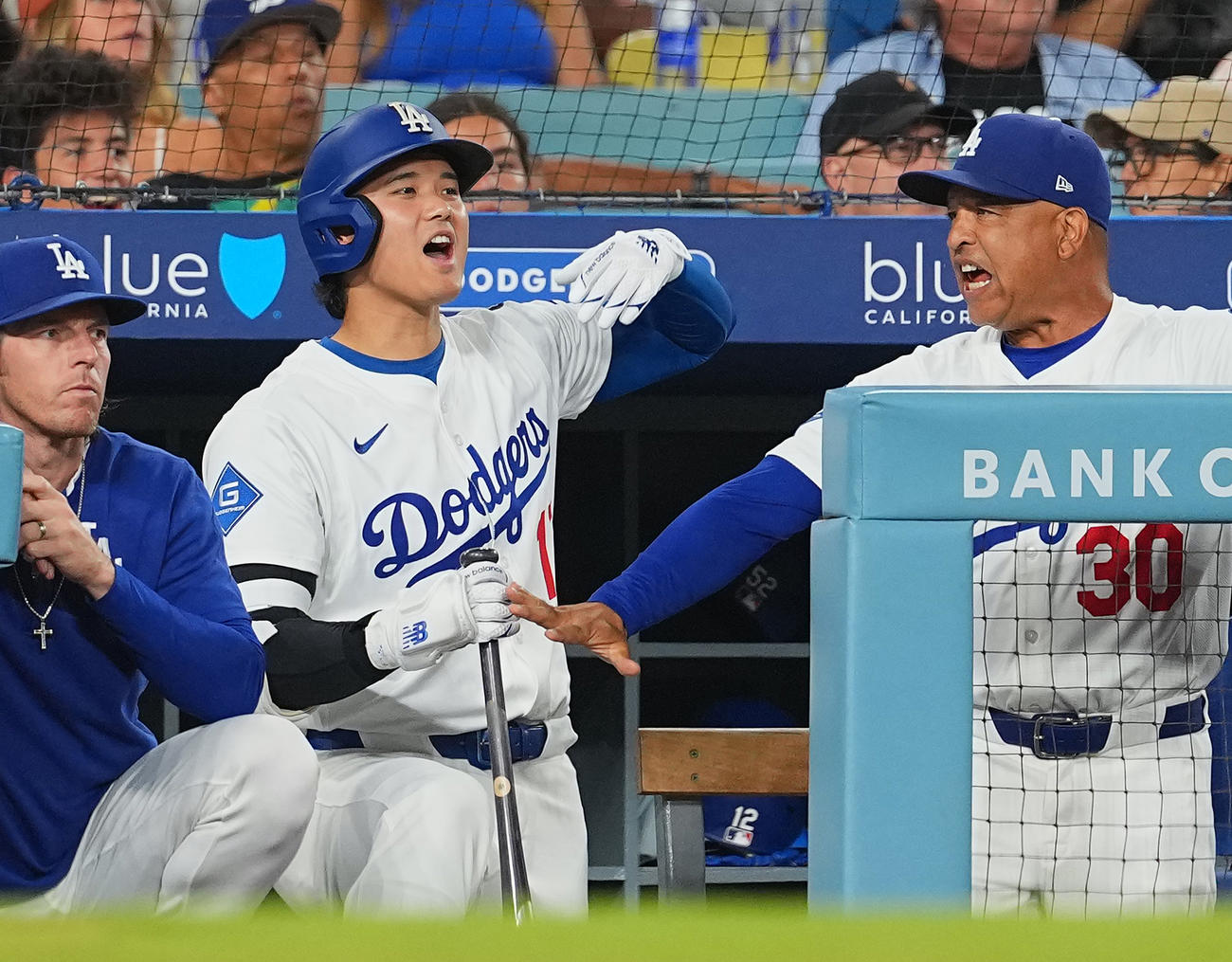9月8日のロッキーズ　3回、打者アンディ・パペスの時、一塁走者の金が二塁盗塁を成功し声を上げるドジャース大谷は、ロバーツ監督（右）に怒られる（撮影・菅敏）