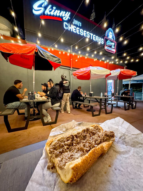 フィリーズの本拠地シチズンズバンクパークから徒歩で約20分程の離れた場所にあるSkinny Joey‘s Cheesesteaksの名物チーズステーキ（撮影・菅敏）
