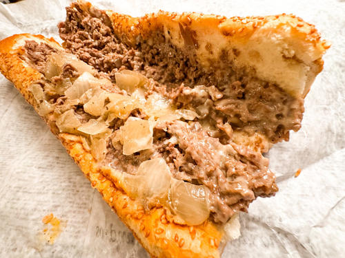 フィリーズの本拠地シチズンズバンクパークから徒歩で約20分程の離れた場所にあるSkinny Joey‘s Cheesesteaksの名物チーズステーキ（撮影・菅敏）